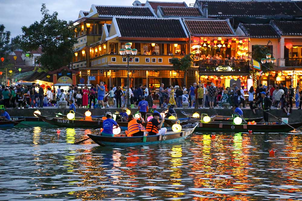 People and tourists flock to Hoi An to release flower lanterns. Photo: Van Truc