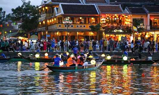 Người dân và du khách đổ về Hội An thả đèn hoa đăng. Ảnh: Văn Trực