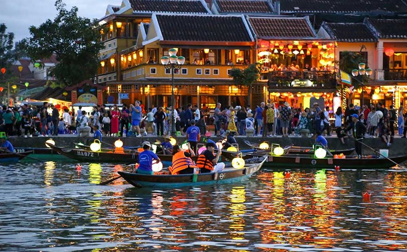 People and tourists flock to Hoi An to release flower lanterns. Photo: Van Truc