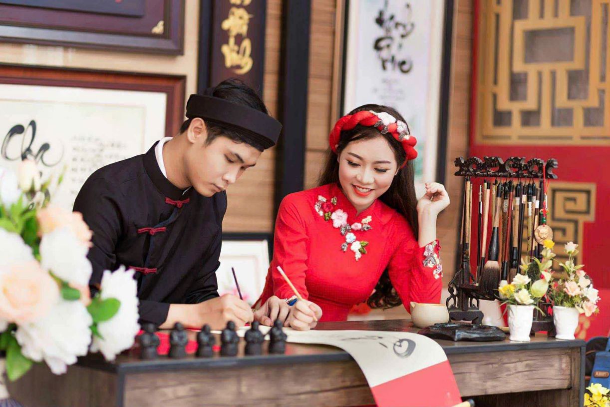 Mr. Doan Manh Hung during the occasion of promoting district seals and woodcut paintings. Photo: Character provided