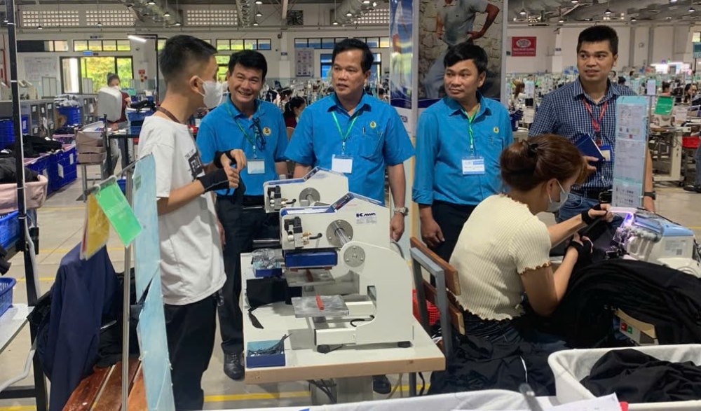 フエ市労働組合連盟常務委員会の代表団が、Scavi Hue社の労働者を訪問。写真:フエ労働組合