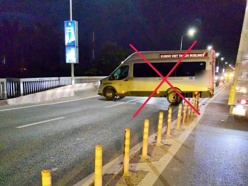 Hình ảnh vi phạm của xe ô tô khách 16 chỗ biển kiểm soát 29E-003.xx được người dân ghi lại tại cầu Thăng Long, Hà Nội. Ảnh: CSGT cung cấp