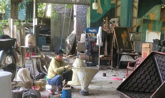 Chị Lê Thị Tú có 4 năm làm thuê cho một xưởng chế tác hàng thủ công mỹ nghệ trước khi làm công nhân. Ảnh: Quỳnh Chi