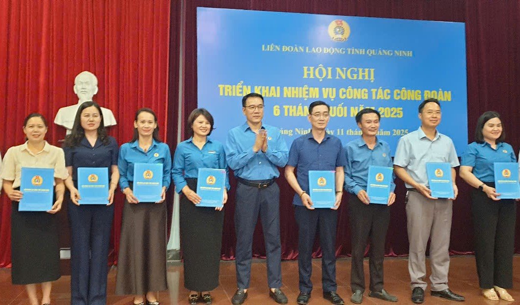 El Sr. a Xuan Thao - Presidente de la Federacion Laboral Quang Ninh, entrego la decision al Presidente de la Federacion Laboral de Comunas, Libros y Zonas Especiales. Foto: Nguyen Hung