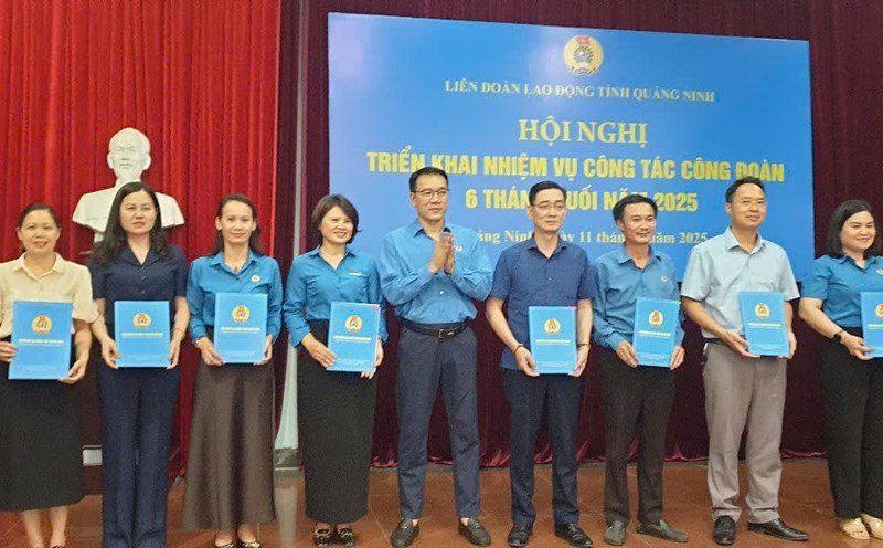 Mr. To Xuan Thao - Chairman of the Quang Ninh Provincial Federation of Labor - presented the decisions to the chairmen of the Commune, Ward and Special Zone Federation of Labor. Photo: Nguyen Hung