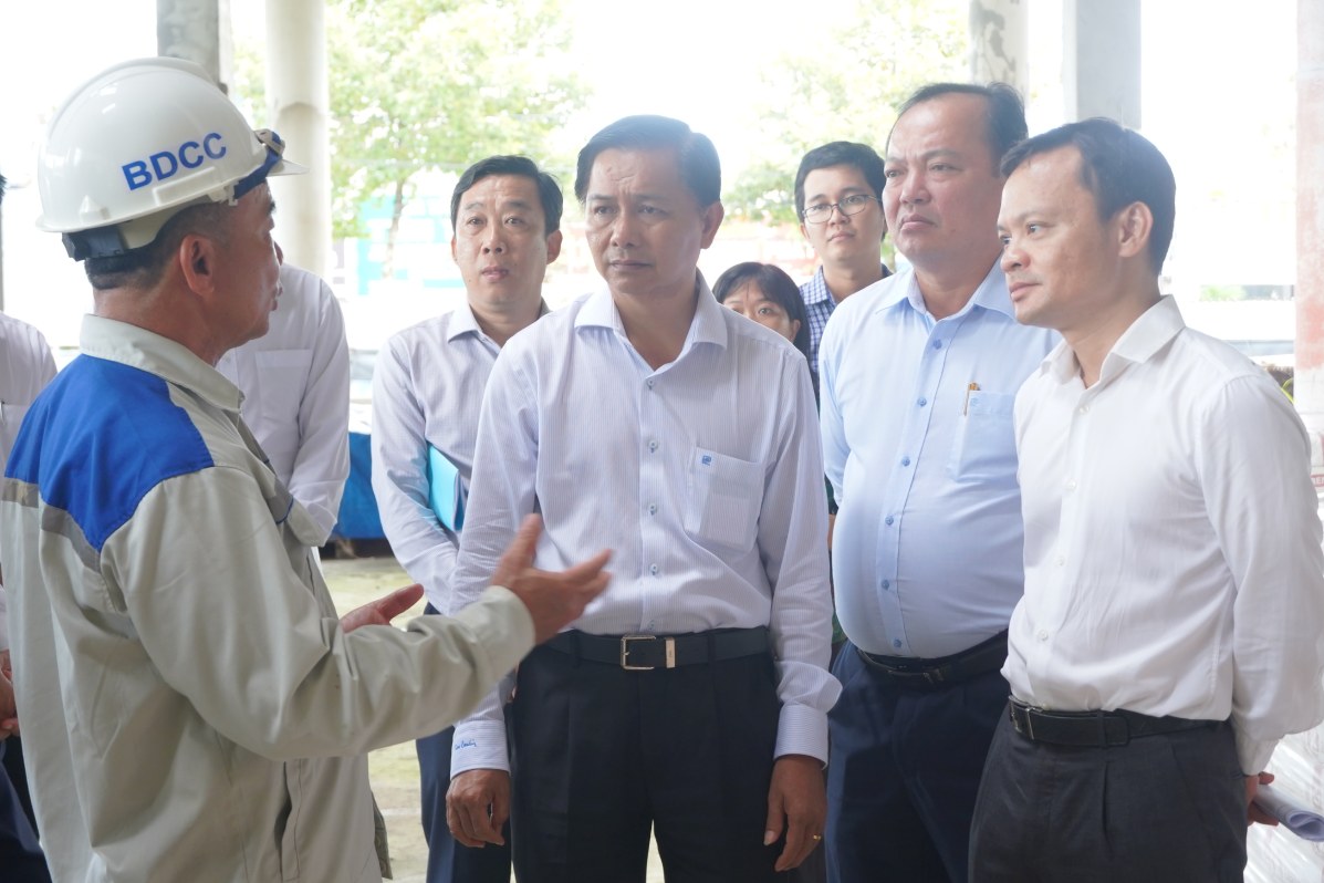 Chu tich UBND TP Can Tho Tran Van Lau kiem tra benh vien Ung buou TP Can Tho. Anh: Ta Quang
