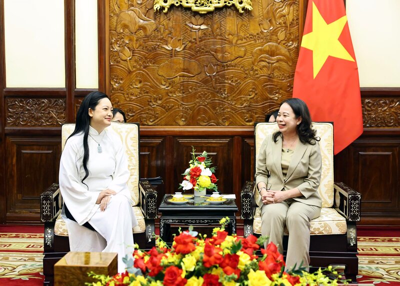 Miembro del Comite Central del Partido, el vicepresidente Vo Thi Anh Xuan felicito al astronauta Amanda Nguyen a convertirse en la primera mujer vietnamita en volar al espacio. Foto: VGP