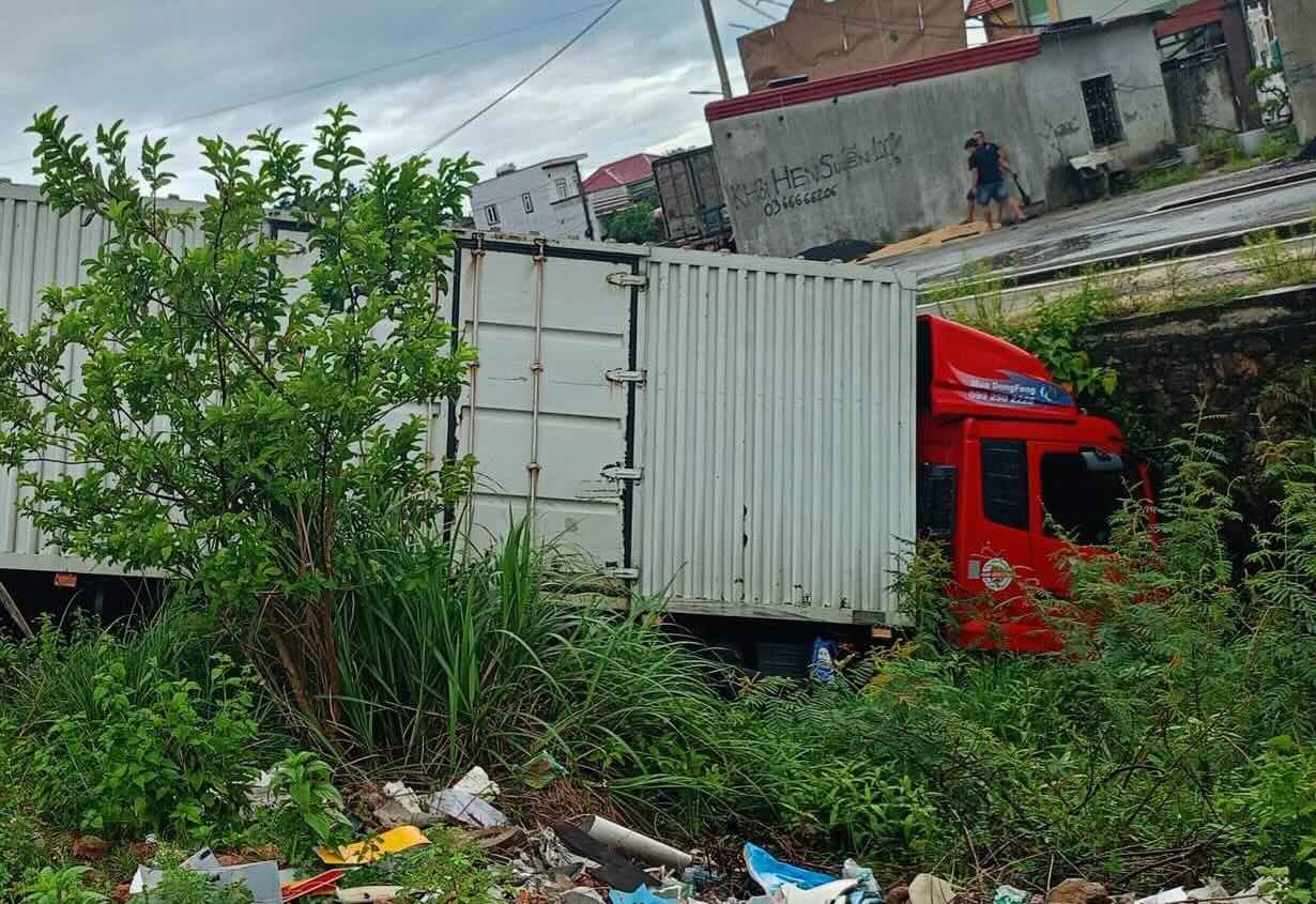 Container truck crashed into the road at the foot of Ly Hoa Pass. Photo: Thanh Hai