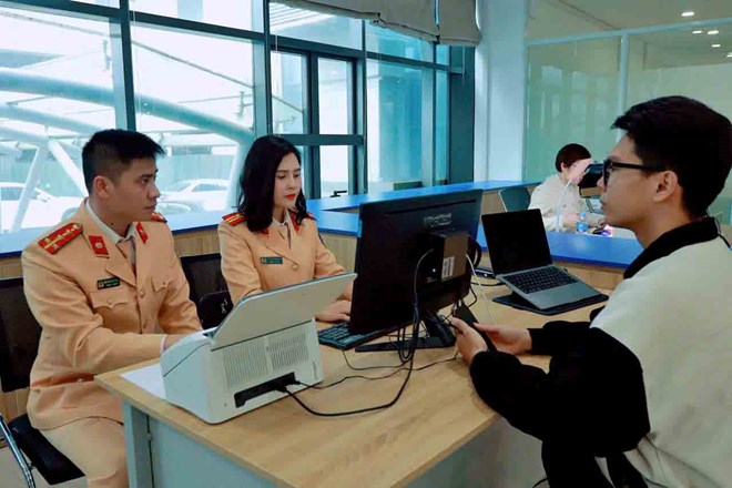 El area apoya a las personas a llevar a cabo procedimientos para otorgar e intercambiar licencias de manejo en linea a traves del portal nacional de servicios publicos. Foto: Policia de Hanoi