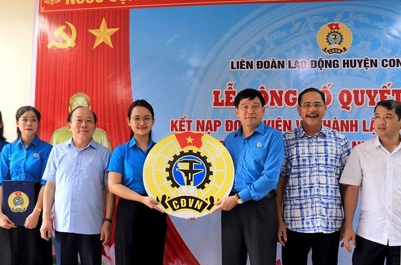 Presidente de Nghe, una Federacion Laboral de Nghe, un Kha Van Tam otorgo la insignia sindical al Comite Ejecutivo del sindicato de Minh Anh Con Cuong Co., Ltd. Foto: Diep Thanh