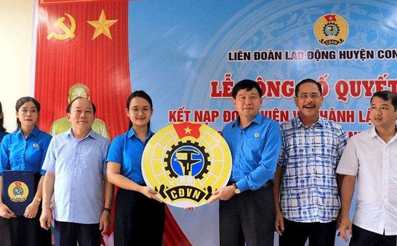 Chairman of Nghe An Provincial Federation of Labor Kha Van Tam presented the Trade Union Badge to the Executive Committee of Minh Anh Con Cuong Company Limited Trade Union. Photo: Diep Thanh