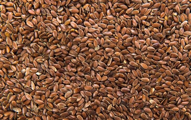 Flaxseeds are rich in omega-3, which helps reduce liver fat. Photo: Thuy Duong.