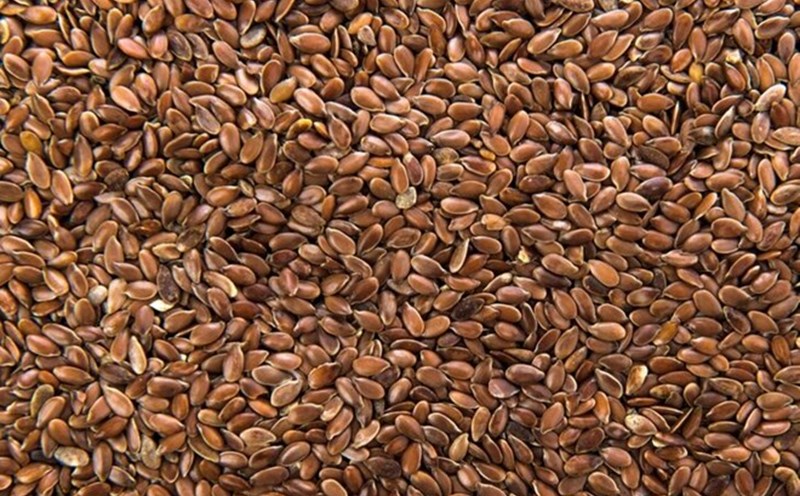 Flaxseeds are rich in omega-3, which helps reduce liver fat. Photo: Thuy Duong.