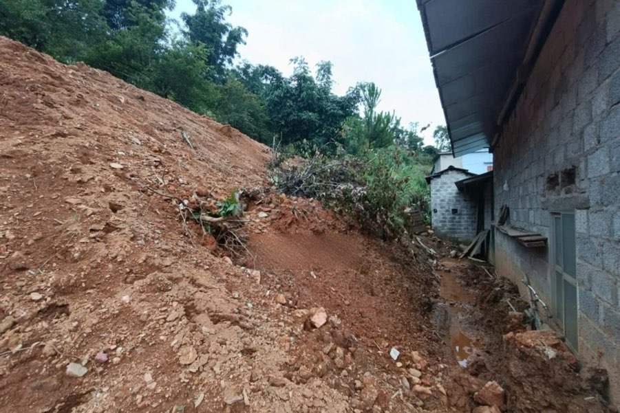 Debido a las fuertes lluvias, la tierra se erosiono cerca de las casas de las personas en el area de Deo Khuo, Ngan Son Commune (Thai Nguyen). Foto: Nguyen Manh