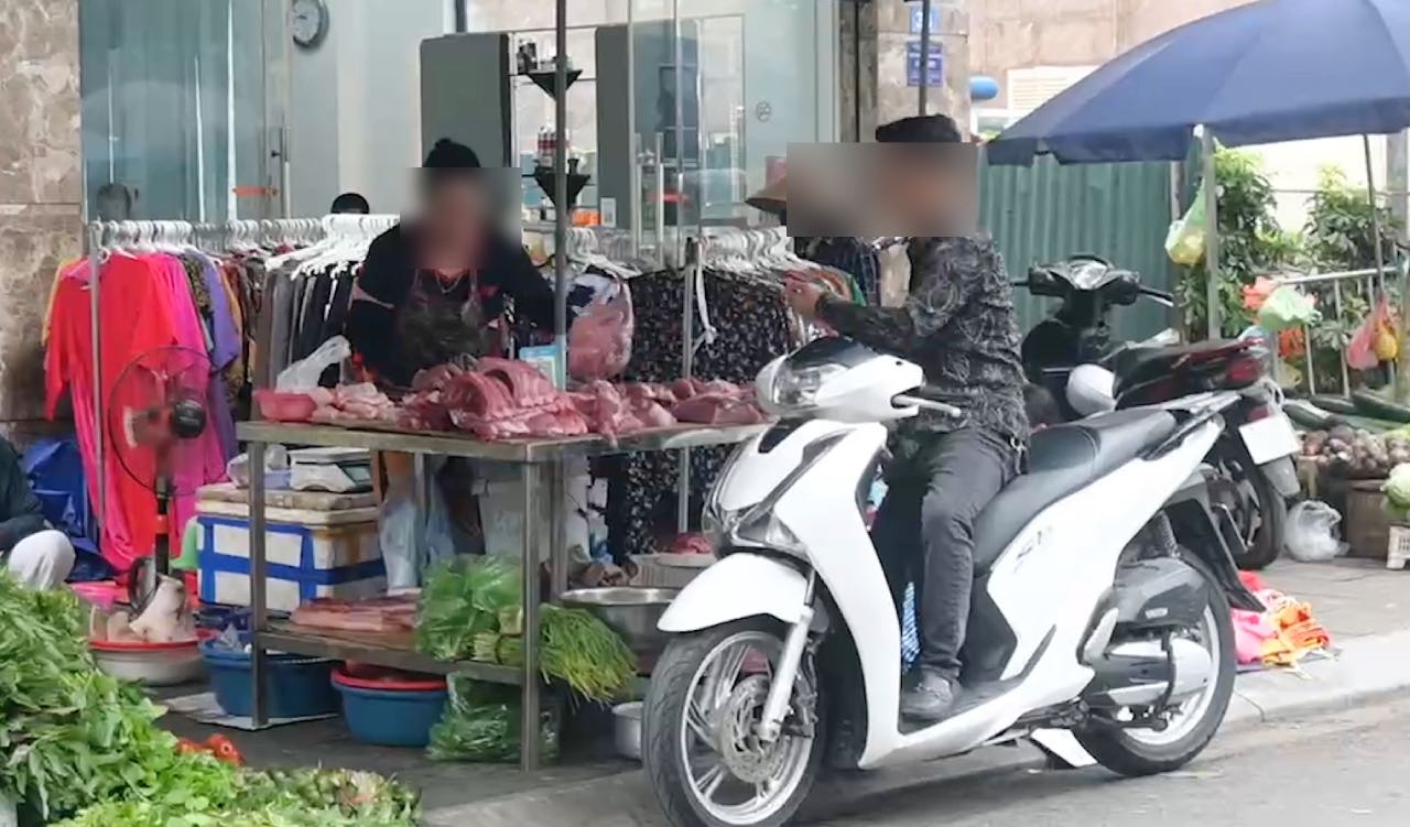 시민들은 상품 특히 식품의 원산지를 추적하기 위해 포장에 QR 코드를 부착할 것을 제안합니다. 사진: 탄년