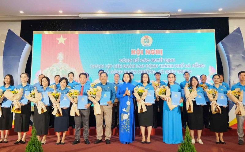 Ms. Phan Thi Thuy Linh - President of the Da Nang City Labor Federation (in Ao Dai, standing in the middle) - presented flowers to congratulate 24 commune and ward unions. Photo: An Thuong