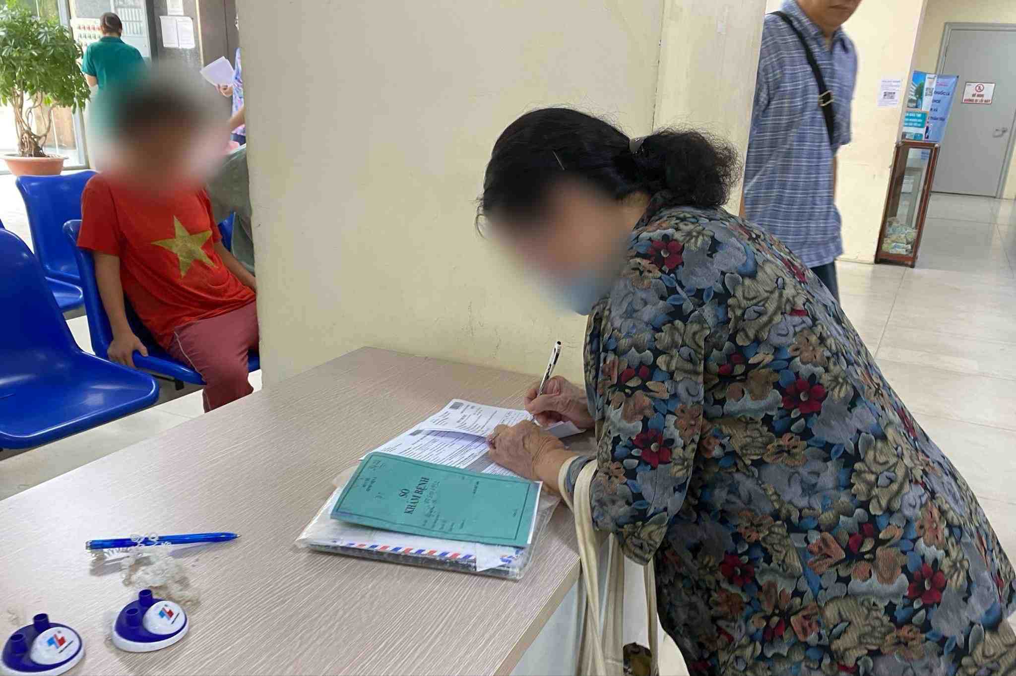 People prepare prescriptions to receive health insurance drugs at the hospital. Photo: Thuy Linh