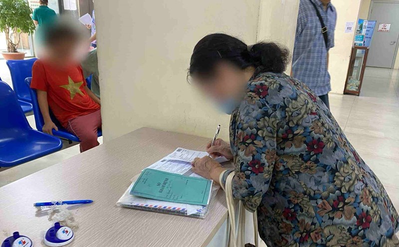 People prepare prescriptions to receive health insurance drugs at the hospital. Photo: Thuy Linh