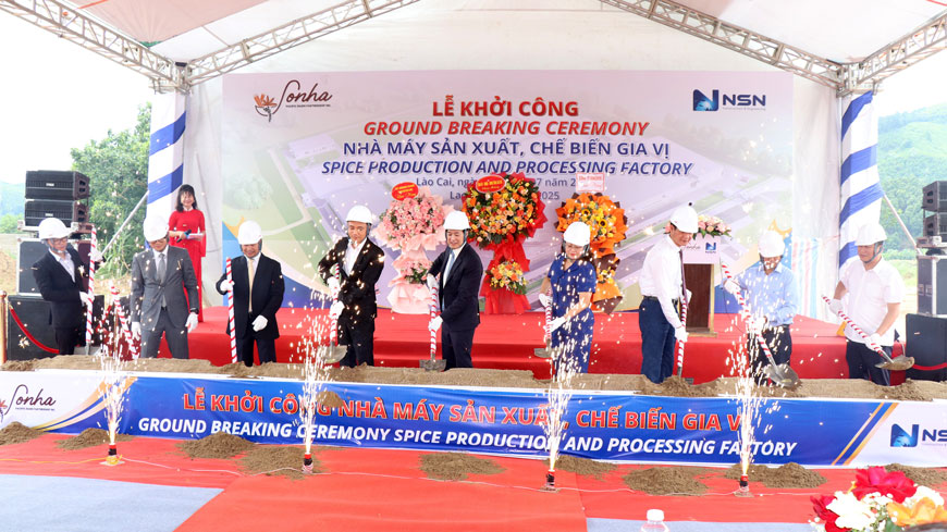 Lanh dao tinh Lao Cai cung cac dai bieu thuc hien nghi thuc khoi cong nha may. Anh: Manh Cuong