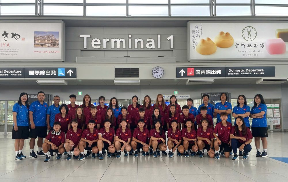 U20 nu Viet Nam den Nhat Ban sau chuyen bay dem. Anh: VFF