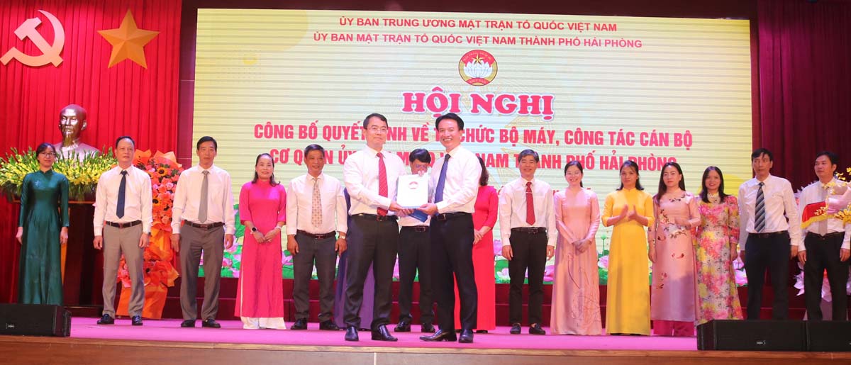 El Comite Permanente del Comite del Frente de la Paterna de Vietnam de Hai Phong organiza la conferencia para anunciar decisiones sobre el trabajo de los cuadros. Foto: Hai Phong E -Portal