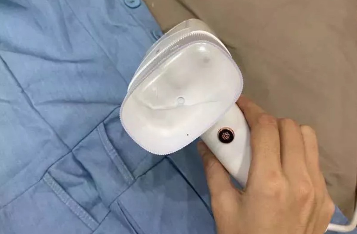 Handheld steam soap has many benefits when used. Photo: Cam Van