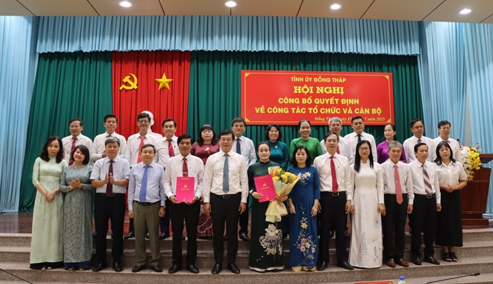 Ban Chap hanh Dang bo cac co quan Dang tinh Dong Thap chup anh cung Thuong truc Tinh uy Dong Thap. Anh: Cong thong tin dien tu Dong Thap.