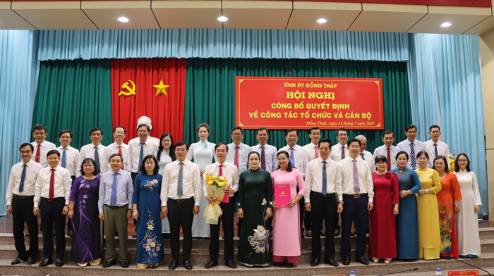 Thuong truc Tinh uy chup anh cung Ban Chap hanh Dang bo Uy ban nhan dan tinh Dong Thap. Anh: Cong thong tin dien tu Dong Thap.