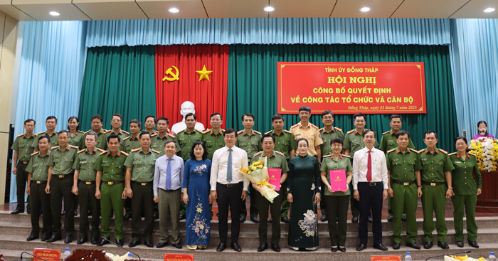Ban Chap hanh Dang bo Cong an tinh Dong Thap chup anh cung Thuong truc Tinh uy. Anh: Cong thong tin dien tu Dong Thap.