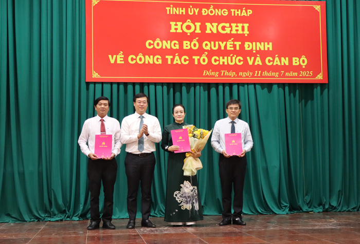Bi thu Tinh uy Le Quoc Phong trao quyet dinh cho Bi thu, Pho Bi thu Dang bo cac co quan Dang tinh Dong Thap.