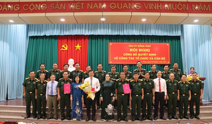 Ban Chap hanh Dang bo Quan su tinh Dong Thap va Thuong truc Tinh uy chup anh luu niem. Anh: Cong thong tin dien tu Dong Thap.