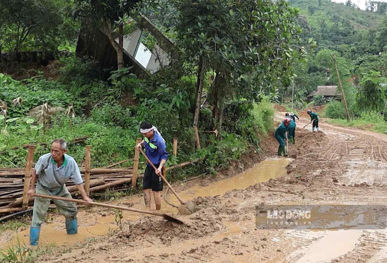 Nguoi dan dia phuong phoi hop cung cac don vi chuc nang khac phuc hau qua thiet hai cac cong trinh thuy loi do mua lon keo dai. Anh: Van Duc. 