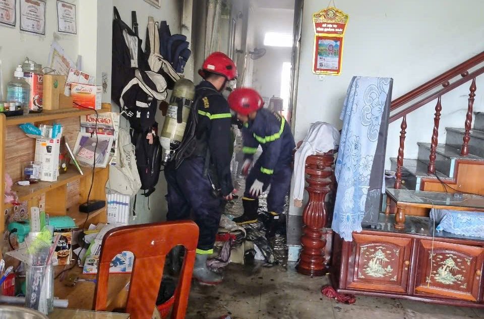 소방관들은 인명 피해 없이 25분 만에 불을 끄기 위해 20명 이상의 소방관을 동원했습니다. 사진: 꽝응아이 공안