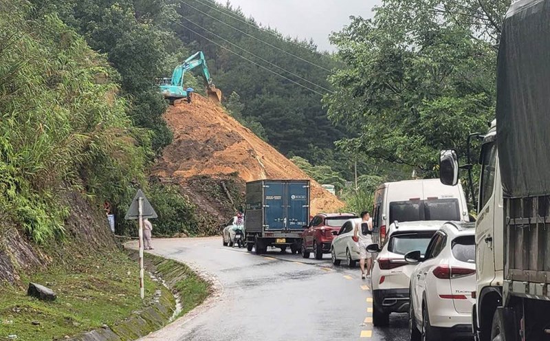 A large landslide on National Highway 4D caused traffic congestion between Lai Chau and Lao Cai. Photo: Tung Lam