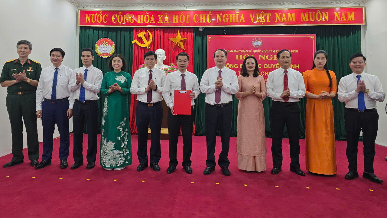 El Sr. Mai Van Tuat, Secretario Adjunto del Comite del Partido Provincial Ninh Binh, otorgo la decision de establecer el nuevo Comite del Frente de la Paterna de Vietnam de la provincia Ninh Binh. Foto: Dieu Anh