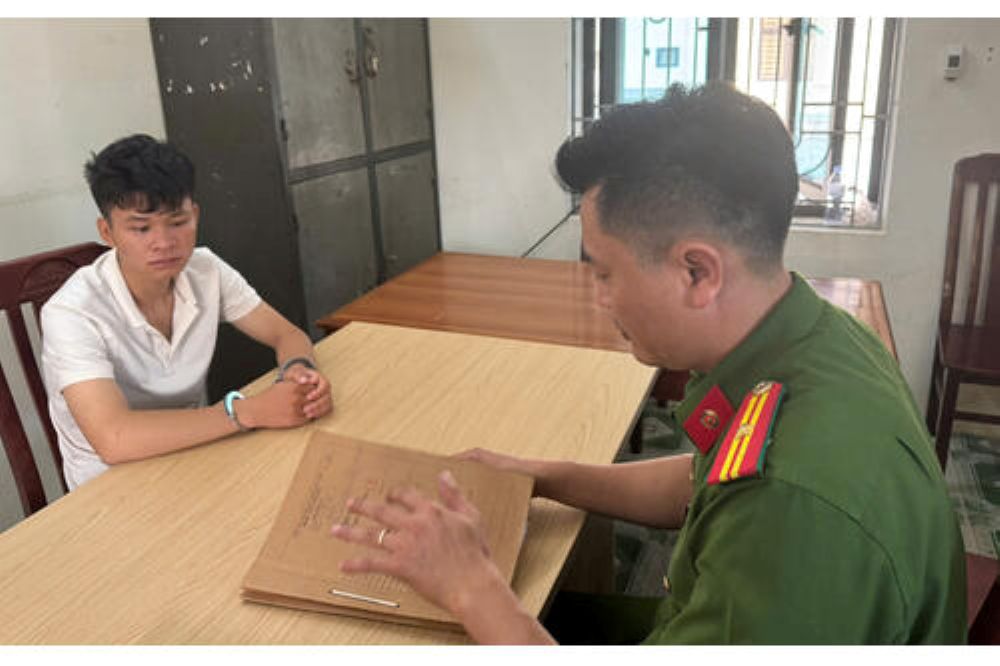 Bat giu doi tuong trom cap day dien. Anh: Cong an Thanh Hoa