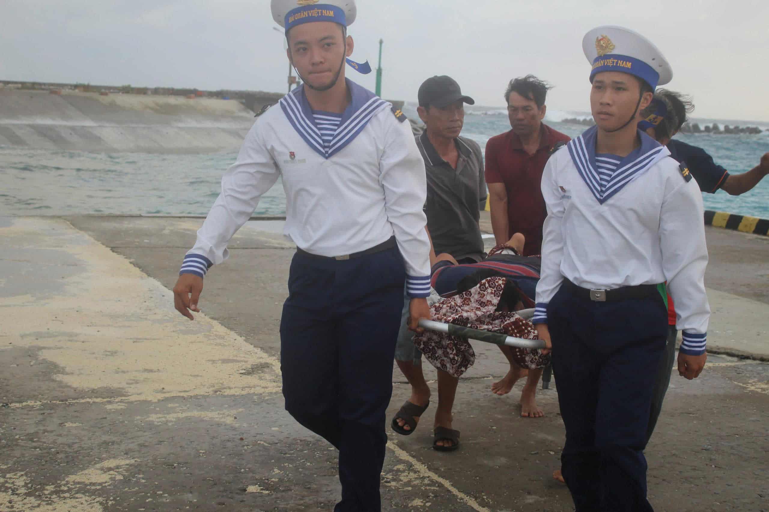 The soldiers of Song Tu Tay island treated the fishermen who were seriously injured while fishing at sea. Photo: Van An