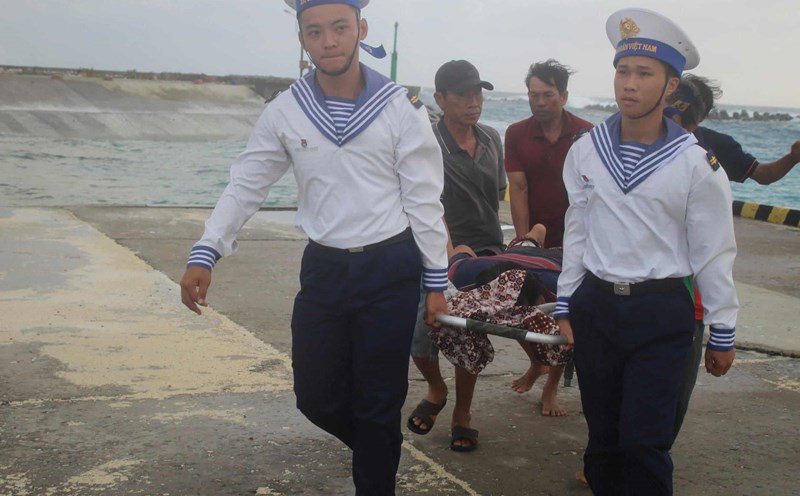 The soldiers of Song Tu Tay island treated the fishermen who were seriously injured while fishing at sea. Photo: Van An