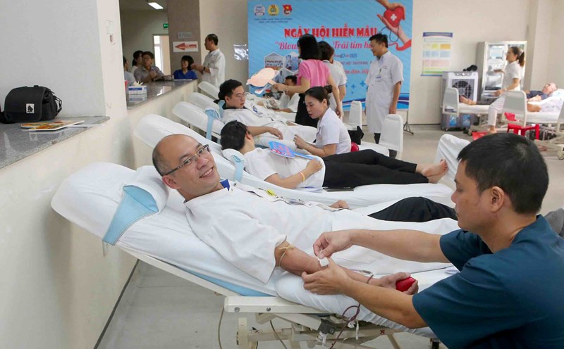 Doctors participate in donating blood to save lives. Photo: Lan Huong.