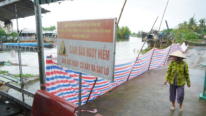 Canh bao nguy hiem, khu vuc nguy co xay ra sat lo o Can Tho. Anh: Ta Quang