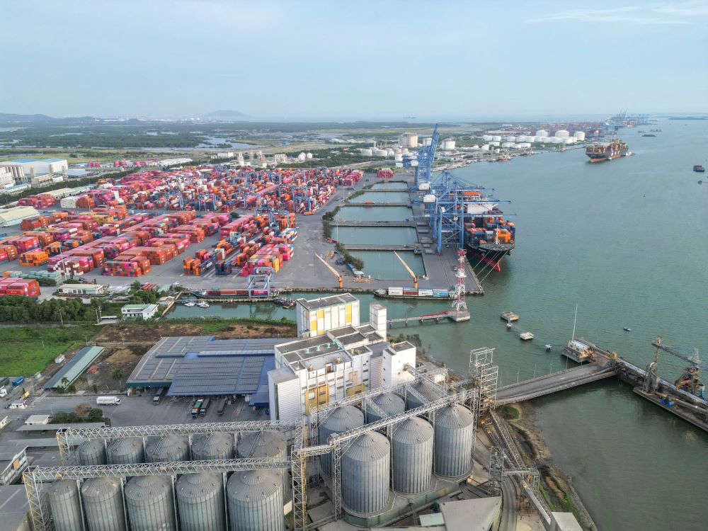 Nam phia Dong Nam cua TP.HCM, cang Cai Mep - Thi Vai, mot trong nhung cang nuoc sau lon nhat Dong Nam A, duoc quy hoach de tro thanh cang trung chuyen quoc te trong tuong lai.