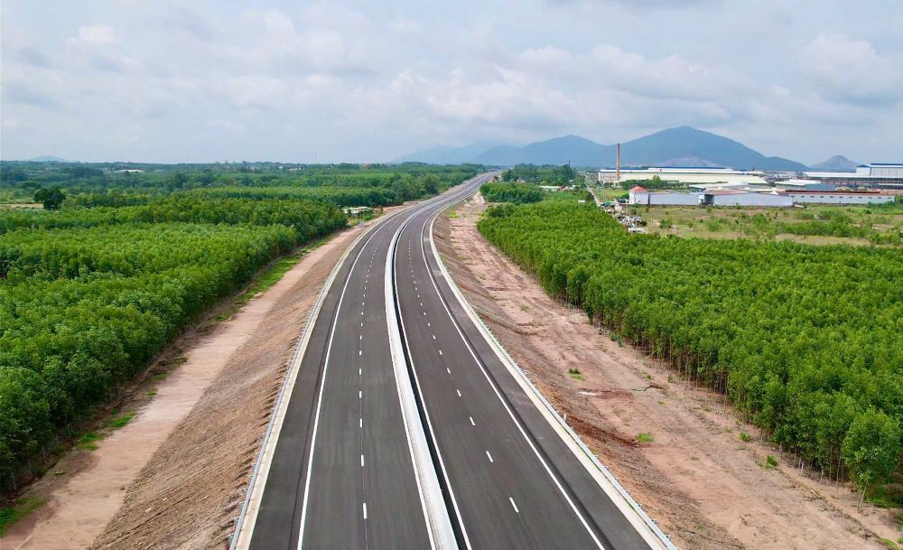 Trong anh tuyen cao toc Bien Hoa - Vung Tau dai gan 54km, khoi cong ngay nam 2023, du kien thong xe ky thuat toan tuyen vao ngay 19.12 toi. danh dau mot buoc tien quan trong trong viec hoan thien ha tang giao thong khu vuc Dong Nam Bo