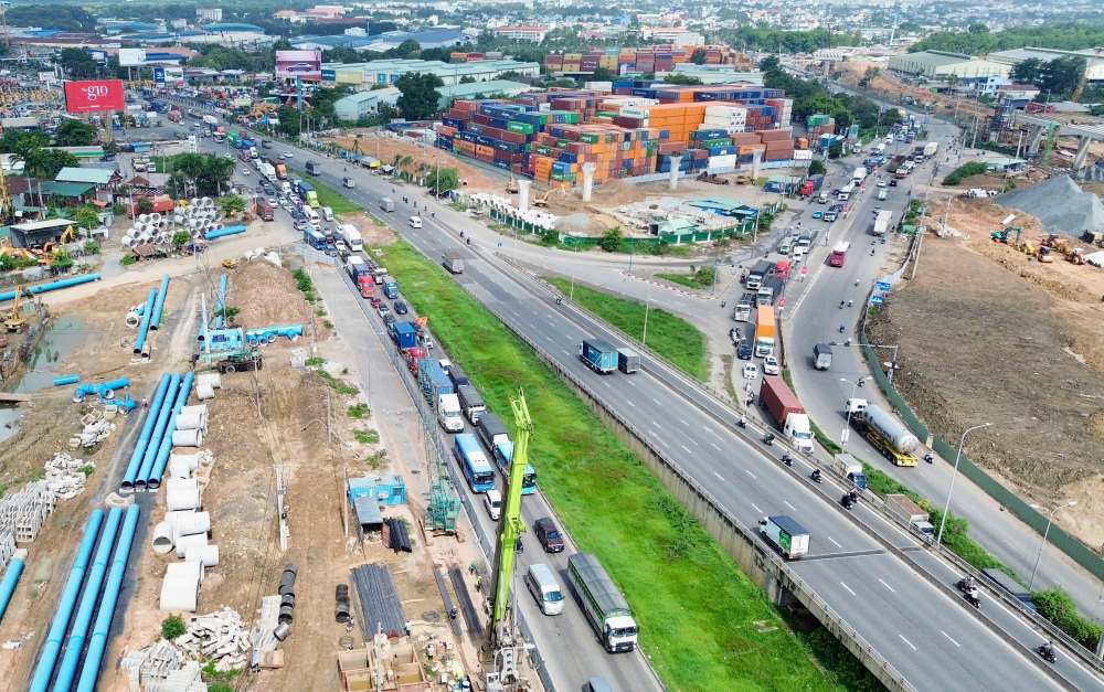 Cang Cat Lai, Truong Tho, Hiep Phuoc – tru cot logistics dua TPHCM thanh dau moi chuoi cung ung quoc te. Hoat dong nhon nhip ngay dem, giu vai tro ket noi hang hoa cho ca khu vuc phia Nam.