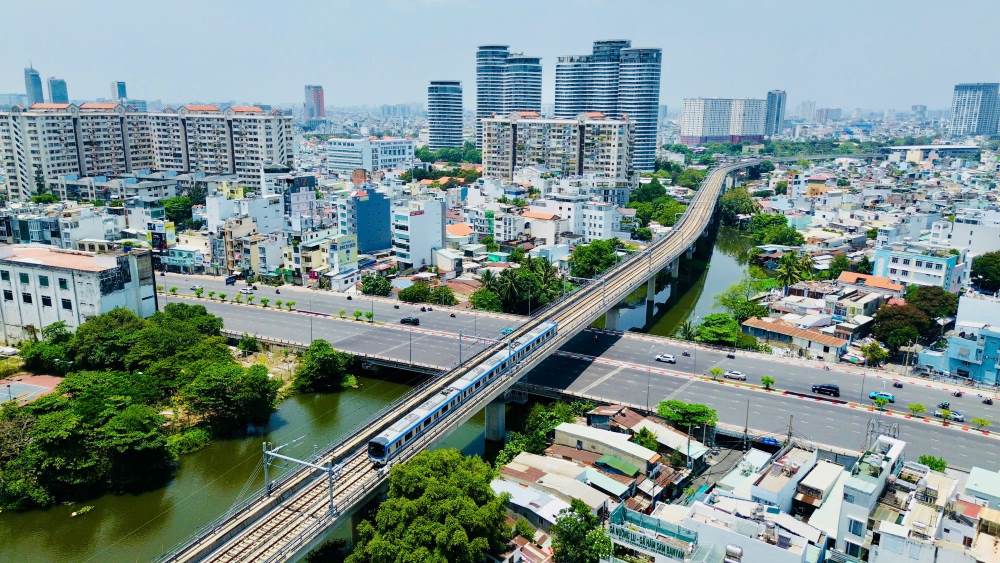 Ket noi vung trung tam tro nen ro net hon khi tuyen Metro so 1 (Ben Thanh - Suoi Tien) khai truong tu thang 12.2024, van hanh on dinh voi hon 200 chuyen moi ngay. Ảnh: Anh Tu