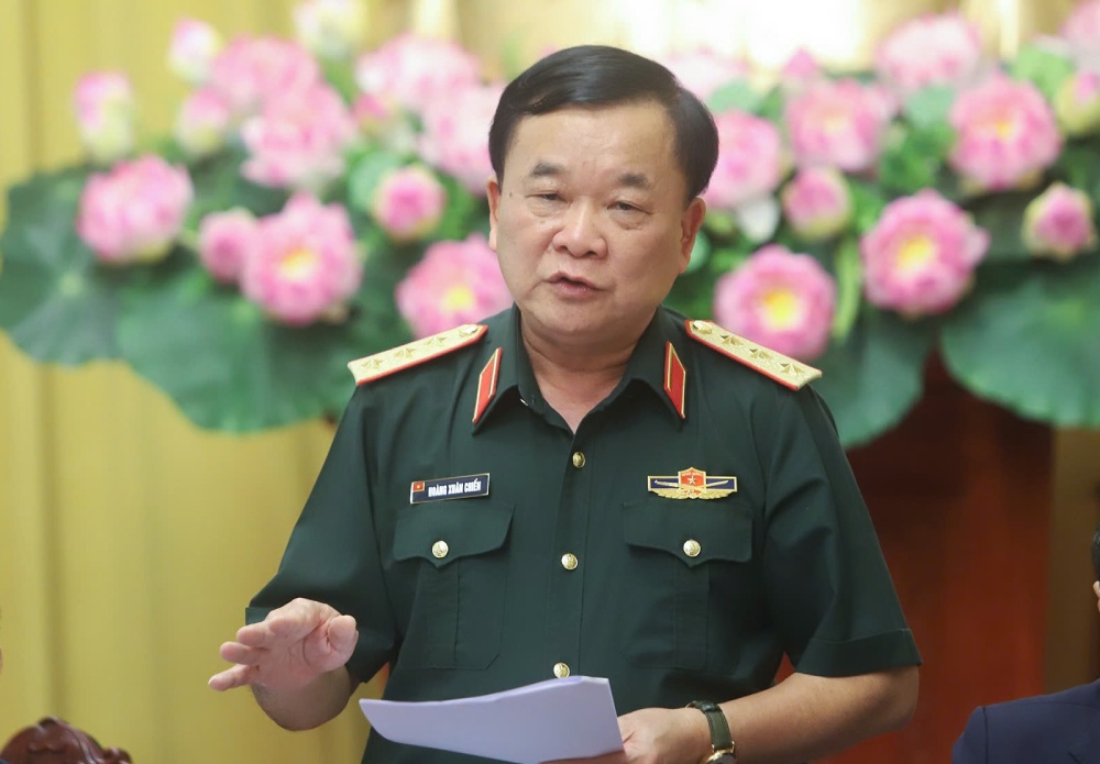 호앙쑤언찌엔 상장이 유엔 평화 유지군 참여법의 주요 내용에 대해 알리고 있습니다. 사진: 아이반