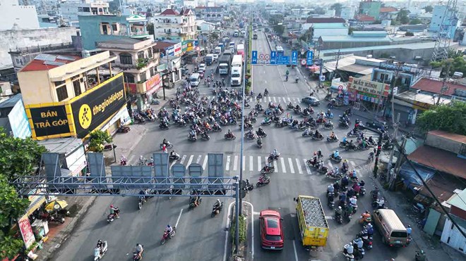 Giao thông lộn xộn ở khu vực nút giao Ngã Tư Đình. Ảnh: Anh Tú