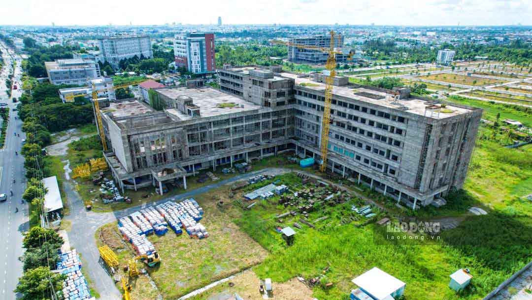 The Chairman of Can Tho informed about the unfinished hospital project worth over VND1,700 billion. Photo: Ta Quang