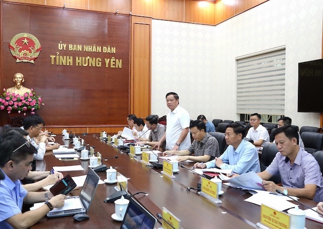 Nguyen Khac Than 성 인민위원회 위원장이 업무 회의에서 발언하고 있습니다. 사진: Hung Yen 성 전자 정보 포털