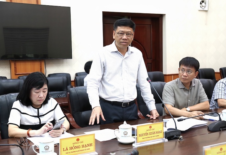 Thu truong Bo Xay dung Nguyen Xuan Sang phat bieu tai buoi lam viec. Anh: Cong TTDT tinh Hung Yen