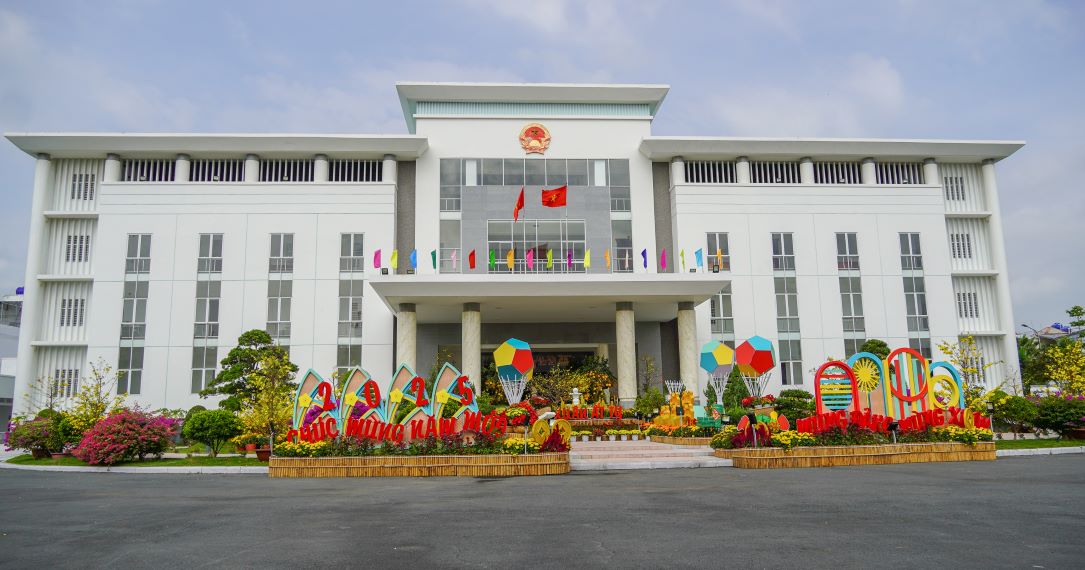 Soc Trang성 인민위원회 청사는 설날마다 시민들이 방문하고 사진을 찍을 수 있도록 소규모 조경으로 장식되어 있습니다. Phuong Anh